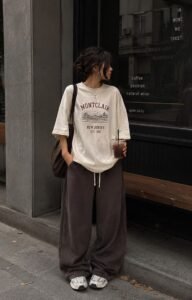 Casual outfit featuring an oversized tee and olive green cargo pants with sneakers